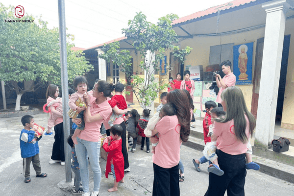 Trao yêu thương với chương trình thắp sáng nụ cười trẻ thơ 