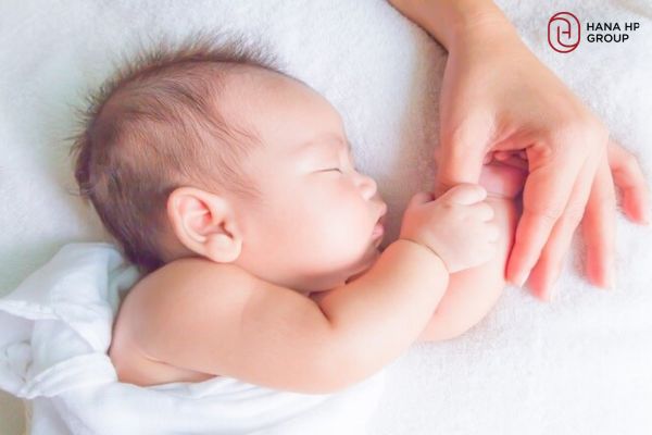 đầu trẻ sơ sinh bị dài