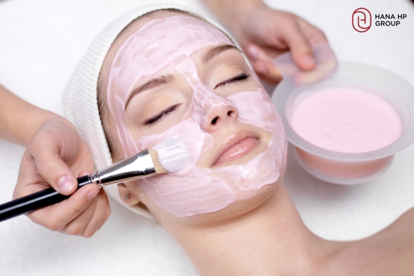 Thoa mặt nạ đất sét phủ đều lên da