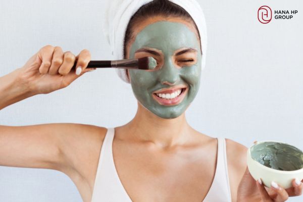 Đắp mặt nạ đất sét quá lâu gây khô da và mất độ ẩm tự nhiên