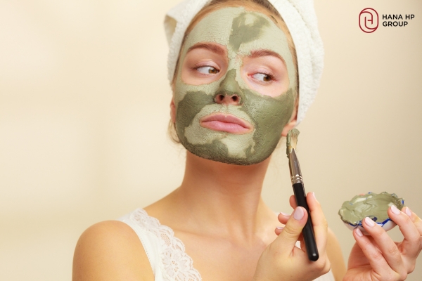 Dùng cọ tán đều hỗn hợp mặt nạ đất sét trên da