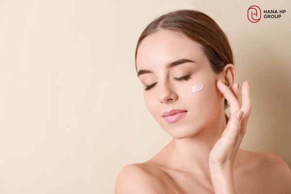 Sau khi đắp mặt nạ Retinol cần thoa kem dưỡng để khóa ẩm