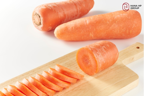Chuẩn bị cà rốt làm mặt nạ
