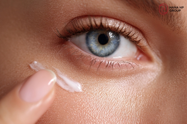 Kem trị thâm mắt Kumargic chứa nhiều thành phần lành tính, chiết xuất từ thiên nhiên Kem trị thâm mắt Kumargic chứa nhiều thành phần lành tính, chiết xuất từ thiên nhiên