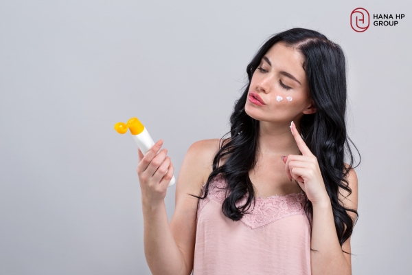 Cần thoa kem chống nắng đầy đủ và thoa lại đều đặn để bảo vệ da Cần thoa kem chống nắng đầy đủ và thoa lại đều đặn để bảo vệ da