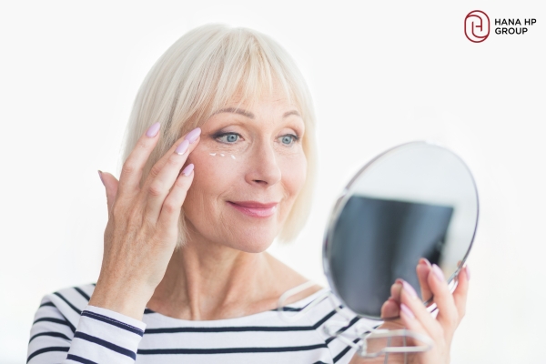 Chấm kem mắt và massage để kem thẩm thấu đều Chấm kem mắt và massage để kem thẩm thấu đều