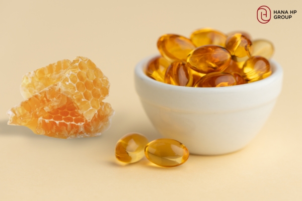 Kết hợp vitamin E và mật ong làm mặt nạ giúp dưỡng ẩm và hỗ trợ trị mụn