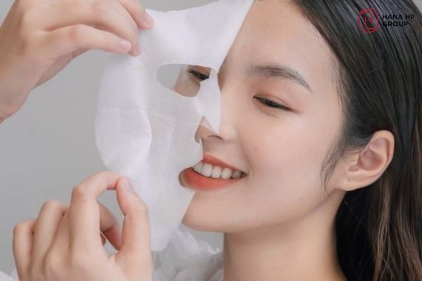 Chu trình skincare hợp lý và uống đủ nước và bổ sung dinh dưỡng từ bên trong