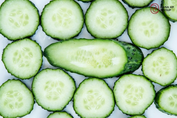 Thành phần của dưa chuột phần lớn là nước nên cấp ẩm rất tốt