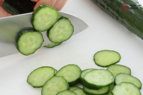 Cần sửa dụng dưa chuột mới sơ chế để đắp mặt nạ