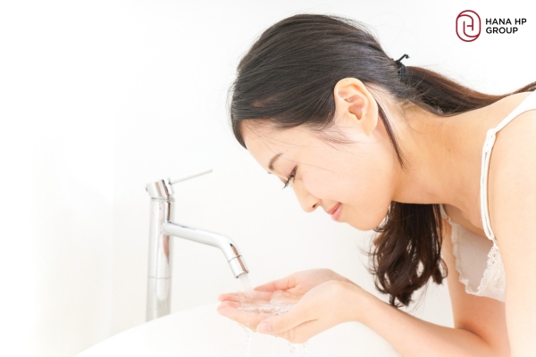 Rửa mặt sạch sau khi đắp mặt nạ