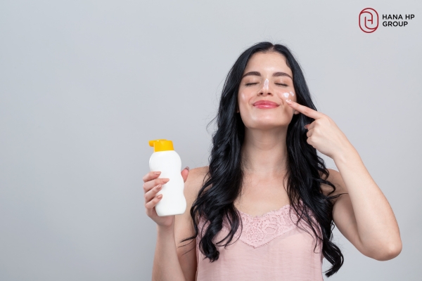 Thoa lượng kem chống nắng bằng khoảng 2 đốt ngón tay