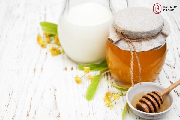 Tẩy trang bằng sữa tươi và mật ong giúp cấp ẩm và phục hồi nhẹ nhàng cho da
