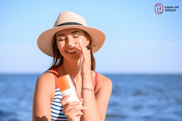 Kem chống nắng hóa học cần bôi lại thường xuyên dưới nắng gắt
