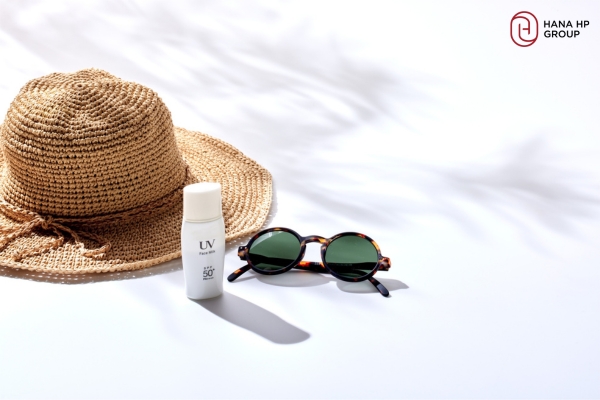 Bên cạnh kem chống nắng, cần kết hợp thêm mũ rộng vành và kính râm