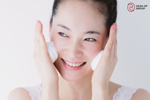 Sữa rửa mặt tẩy tế bào chết vừa giúp làm sạch da, vừa giúp tẩy đi lớp da chết