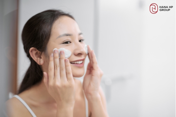 Không nên sử dụng thường xuyên khi mới bắt đầu dùng sữa rửa mặt tẩy tế bào chết