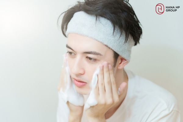 Không nên chà xát quá mạnh khi dùng sữa rửa mặt tẩy tế bào chết