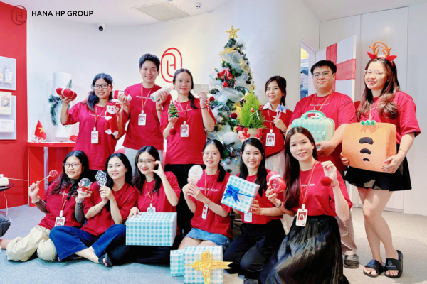 Giáng Sinh ấm áp Tại HANA HP Group: Sẻ Chia Yêu Thương, Gắn Kết Đại Gia Đình HANA-ers 2 giáng sinh hana hp group