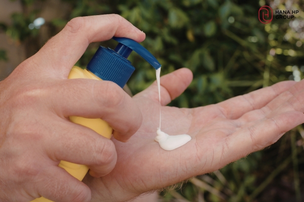 Mỗi lần thoa kem chống nắng chỉ nên lấy lượng vừa đủ