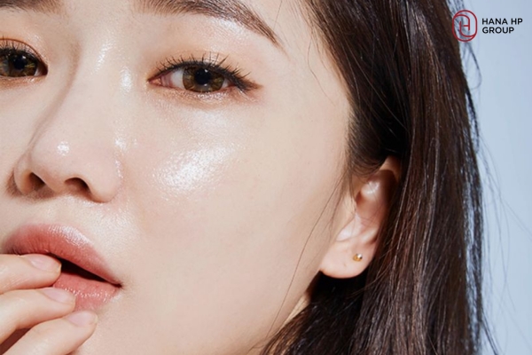 Da thừa ẩm có thể khiến cấu trúc da yếu dần và phát sinh mụn Da thừa ẩm có thể khiến cấu trúc da yếu dần và phát sinh mụn