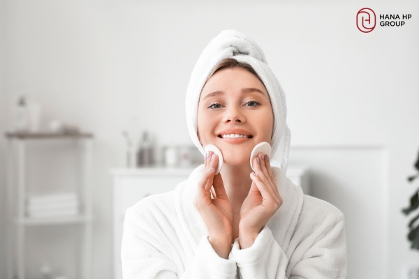 tẩy trang xong có cần rửa mặt lại không