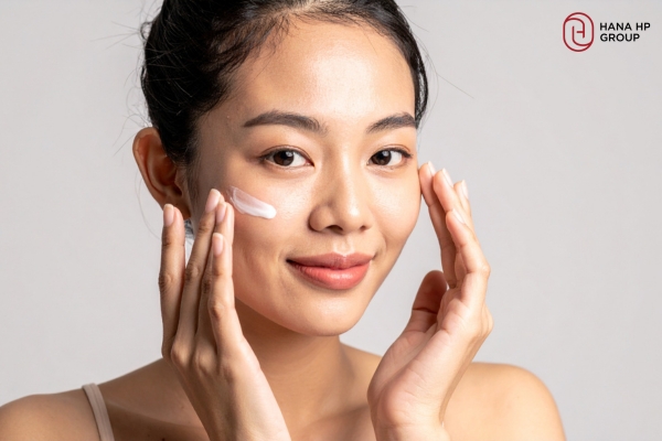 Cần đều đặn bôi lại kem chống nắng trong ngày