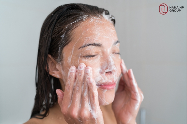 mụn mọc ở trán gần chân tóc