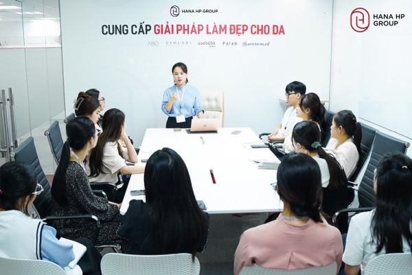 Usolab tổ chức định kỳ các buổi đào tạo về chuyên môn, kỹ năng bán hàng, marketing cho đại lý