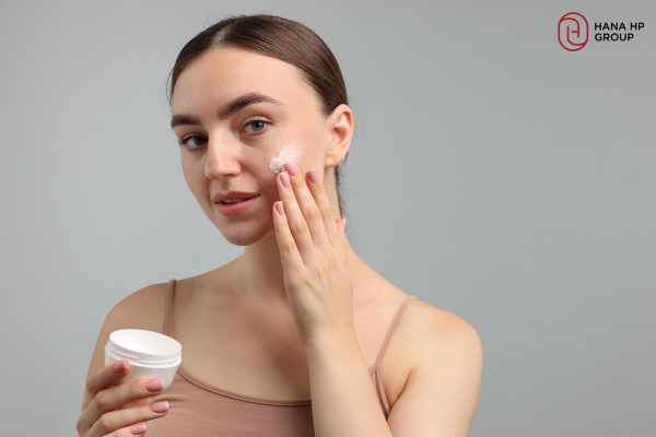 Thoa kem dưỡng giúp da thích nghi từ từ với hoạt chất mạnh, tránh kích ứng