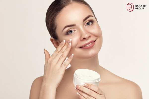 Cần thoa kem dưỡng cả buổi sáng và tối