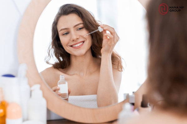 Sử dụng serum khi da còn hơi ẩm Sử dụng serum khi da còn hơi ẩm