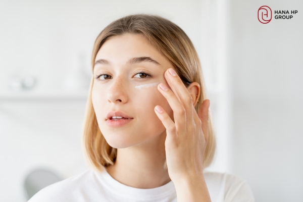 Thoa kem dưỡng ngay sau bước làm sạch và serum