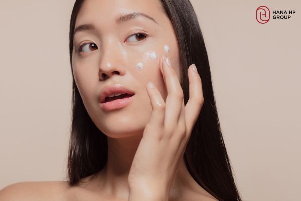 Thoa kem chống nắng giúp lớp nền đẹp hơn