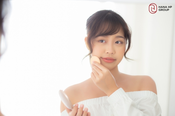 Sử dụng phấn phủ chống nắng để thoa lại