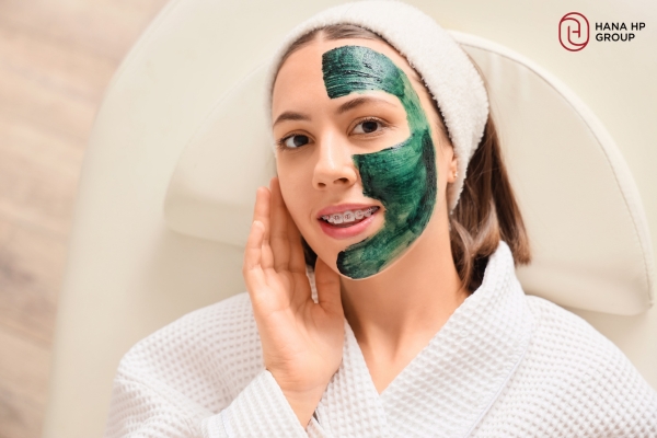 Thoa mặt nạ bột tảo xoắn đều trên da