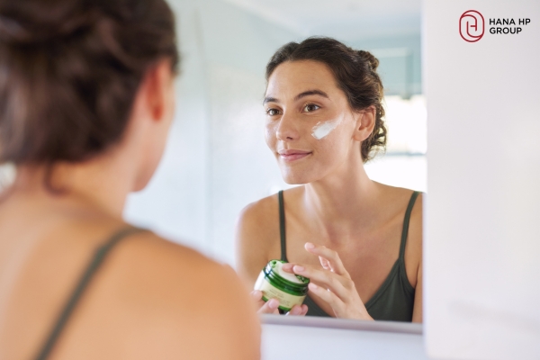 Cần khóa ẩm bằng kem dưỡng sau khi dùng serum Ceramide