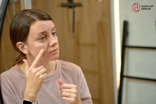 Cần bôi kem chống nắng trước khi ra ngoài khoảng 15 - 20 phút