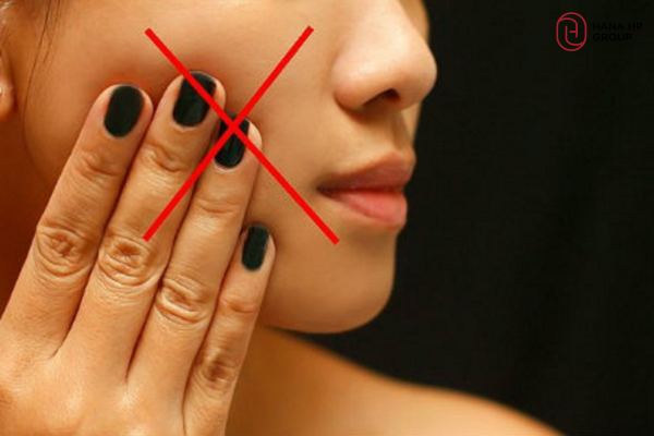 mụn mọc quanh miệng và cằm ở nữ giới